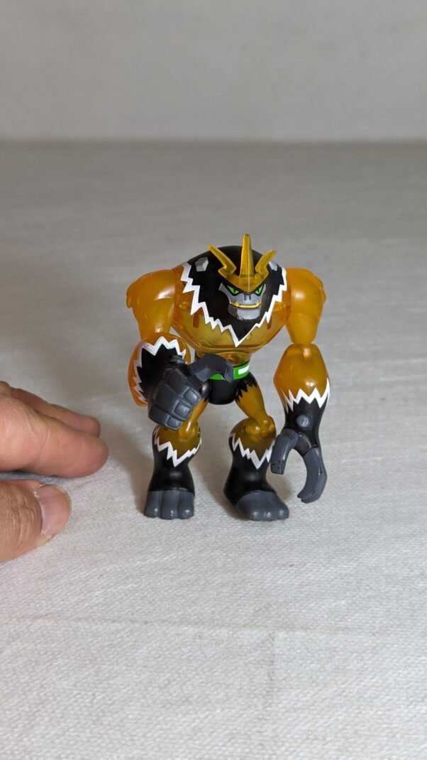 FIGURA BEN 10 OMNIVERSE SHOCKSQUATCH - USADO (UK) - PREÇO DO FRETE NA DESCRIÇÃO