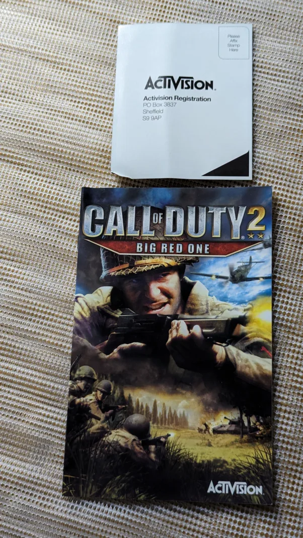 PS2 ORIGINAL MÍDIA FÍSICA E MANUAL (PAL) CALL OF DUTY 2 BIG RED ONE (VERSÃO TOTALMENTE EM INGLÊS) - 190 gramas – USADO (UK) PREÇO DO FRETE NA DESCRIÇÃO - Image 3