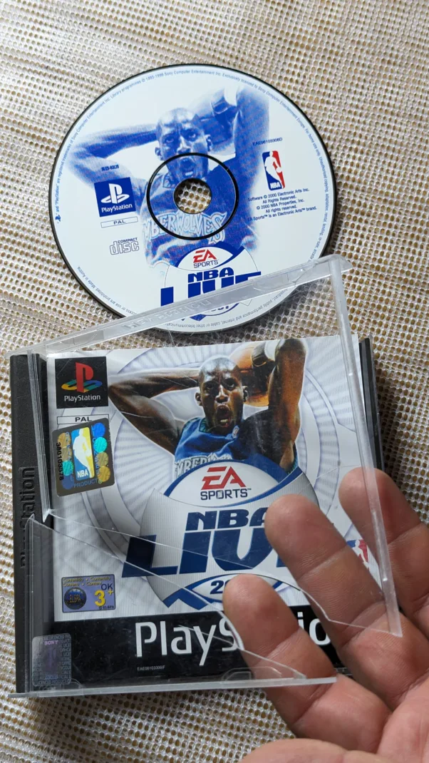 Jogo PlayStation 1 BASQUETE NBA LIVE 2001 – PS1 -190 gramas – USADO (UK) PREÇO DO FRETE NA DESCRIÇÃO - Image 2