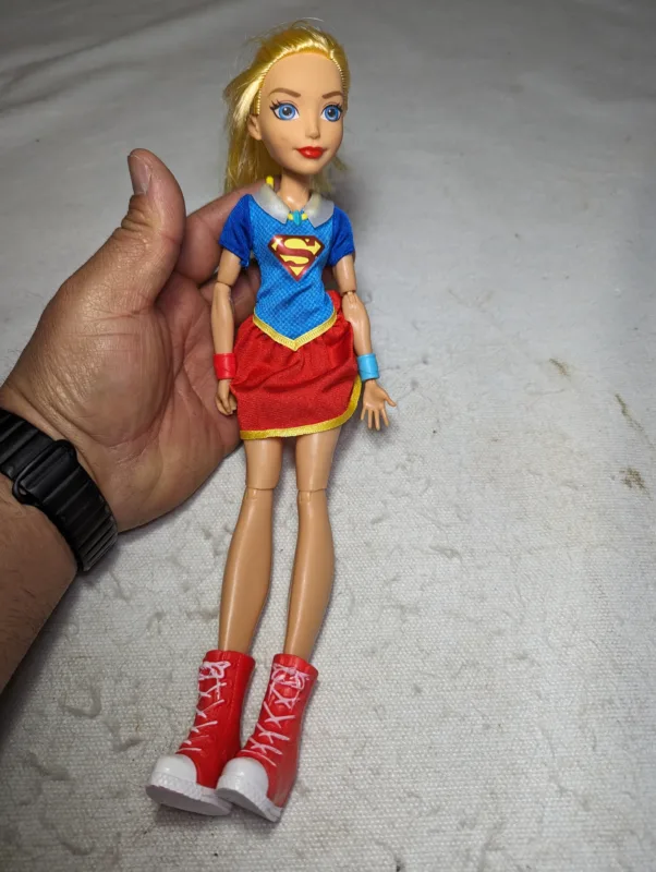 BONECA DC SUPER HERO GIRLS - SUPERGIRL – 160 GRAMAS – #2 USADO (UK) PREÇO DO FRETE NA DESCRIÇÃO