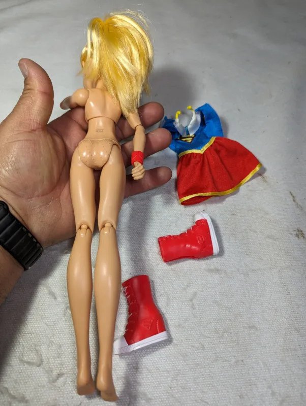 BONECA DC SUPER HERO GIRLS - SUPERGIRL – 160 GRAMAS – #2 USADO (UK) PREÇO DO FRETE NA DESCRIÇÃO - Image 6
