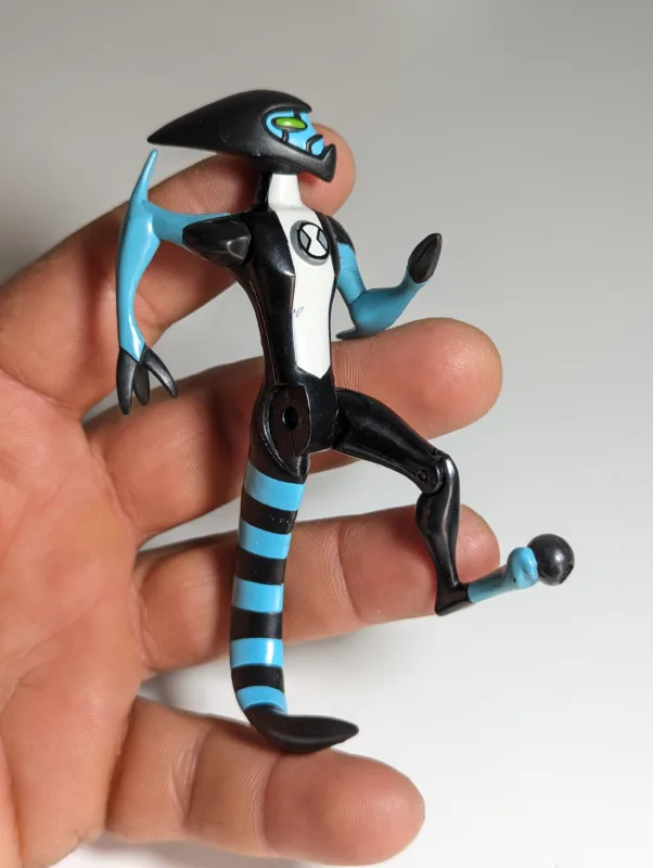 FIGURA BEN 10 XLR8 (FALTANDO UMA PERNA) – 16 GRAMAS – USADO (UK) – PREÇO DO FRETE NA DESCRIÇÃO