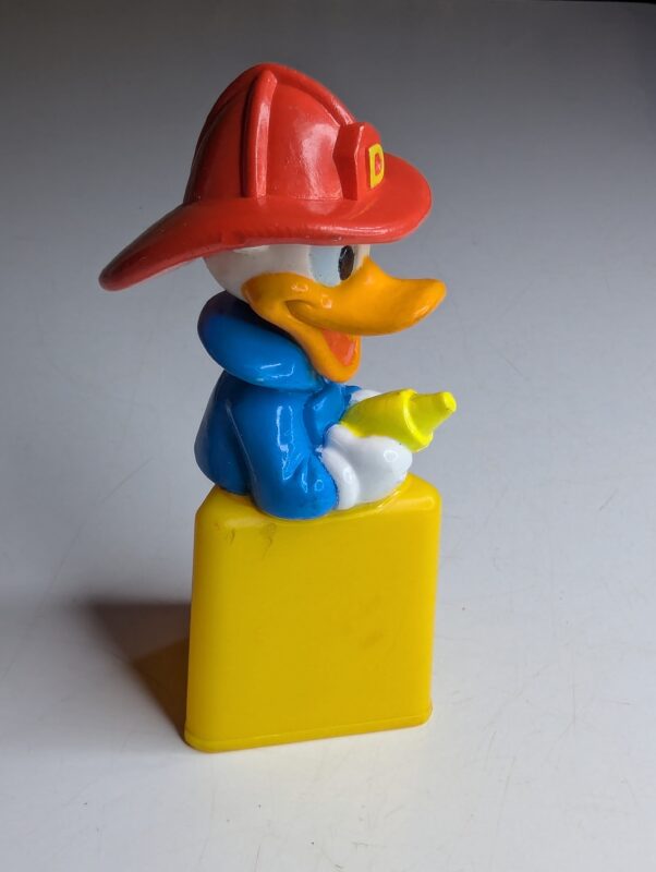 FIGURA DE 1989 PATO DONALD MICKEY MOUSE FIRE TRUCK - DISNEY – 43 GRAMAS – #3 USADO (UK) PREÇO DO FRETE NA DESCRIÇÃO - Imagem 3