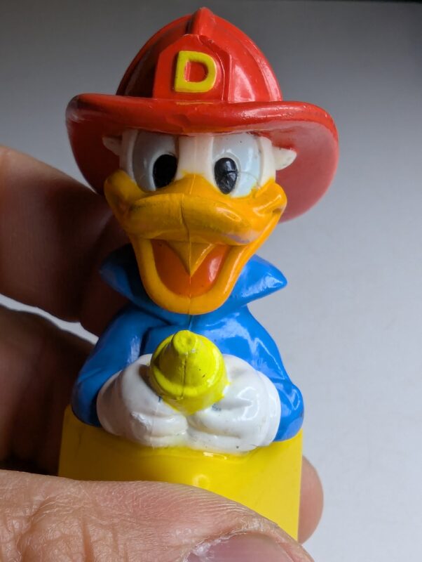 FIGURA DE 1989 PATO DONALD MICKEY MOUSE FIRE TRUCK - DISNEY – 43 GRAMAS – #3 USADO (UK) PREÇO DO FRETE NA DESCRIÇÃO - Imagem 2