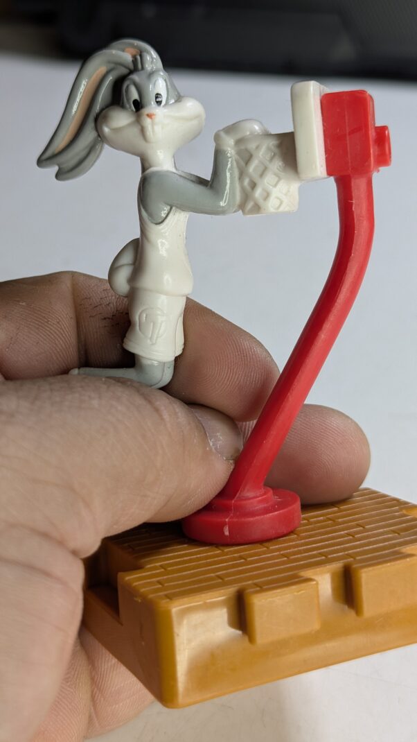 FIGURA DE 1996 MCDONALD'S BUGS BUNNY BASKETBALL LOONEY TUNES - SPACE JAM –  40 GRAMAS - #4 USADO (UK) PREÇO DO FRETE NA DESCRIÇÃO - Imagem 3