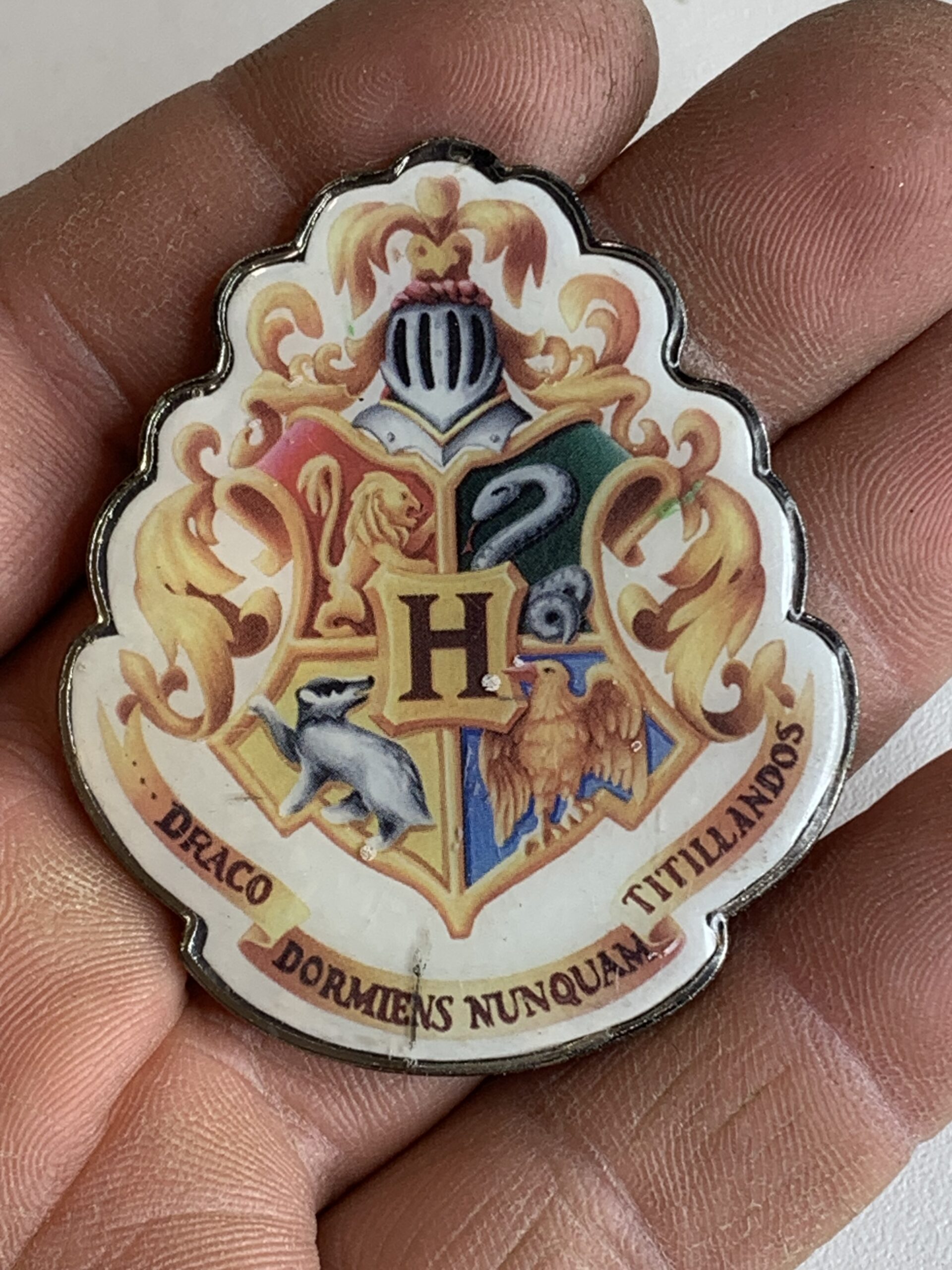 BROCHE DE METAL DE 2002 HARRY POTTER BRASÃO DE HOGWARTS (FALTANDO AGULHA) – 25 GRAMAS - #4 USADO (UK) PREÇO DO FRETE NA DESCRIÇÃO