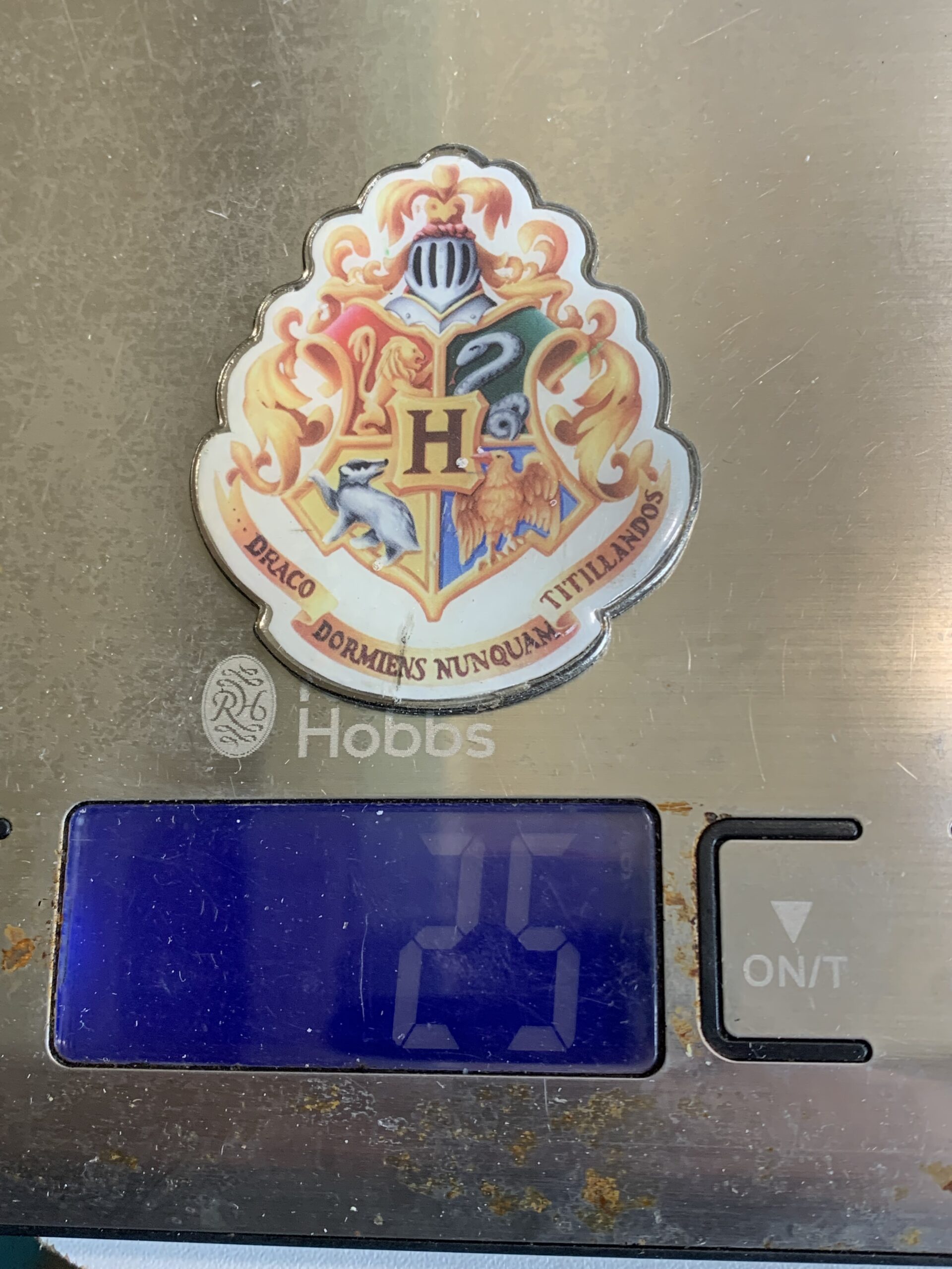 BROCHE DE METAL DE 2002 HARRY POTTER BRASÃO DE HOGWARTS (FALTANDO AGULHA) – 25 GRAMAS - #4 USADO (UK) PREÇO DO FRETE NA DESCRIÇÃO - Imagem 3