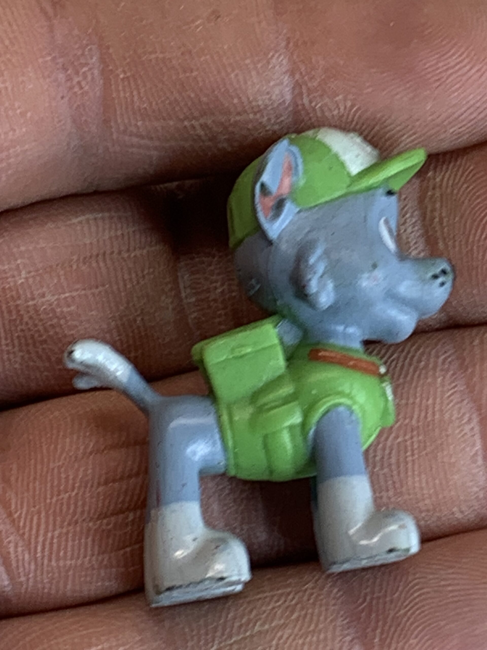 MINI FIGURA PAW PATROL ROCKY (PATRULHA CANINA) – 08 GRAMAS – USADO (UK) PREÇO DO FRETE NA DESCRIÇÃO - Imagem 4