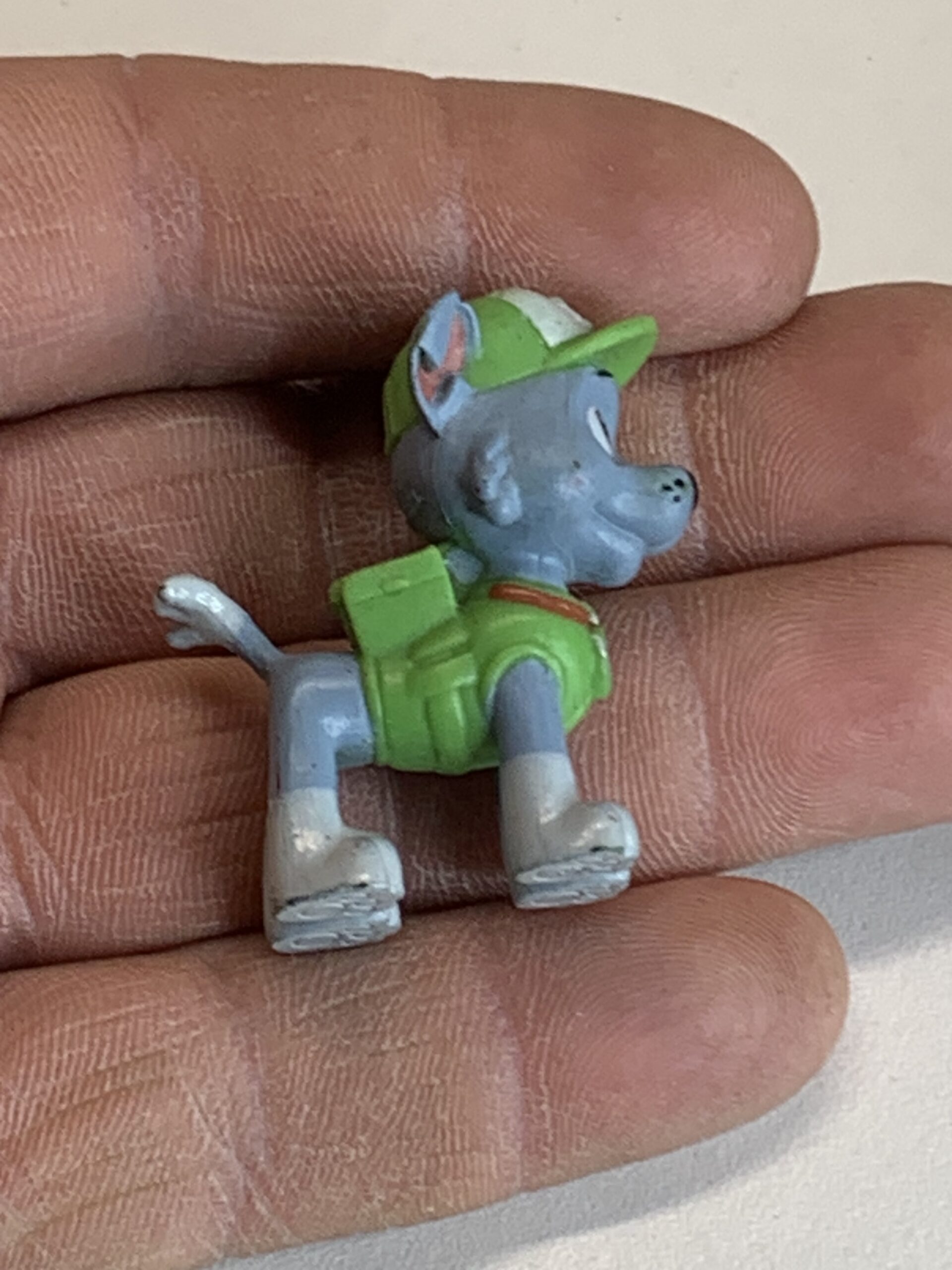 MINI FIGURA PAW PATROL ROCKY (PATRULHA CANINA) – 08 GRAMAS – USADO (UK) PREÇO DO FRETE NA DESCRIÇÃO - Imagem 3