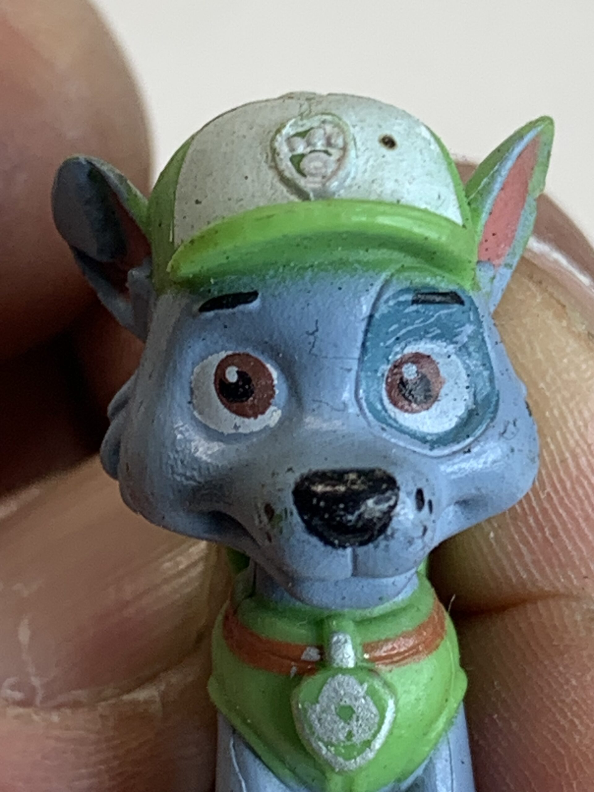 MINI FIGURA PAW PATROL ROCKY (PATRULHA CANINA) – 08 GRAMAS – USADO (UK) PREÇO DO FRETE NA DESCRIÇÃO - Imagem 2