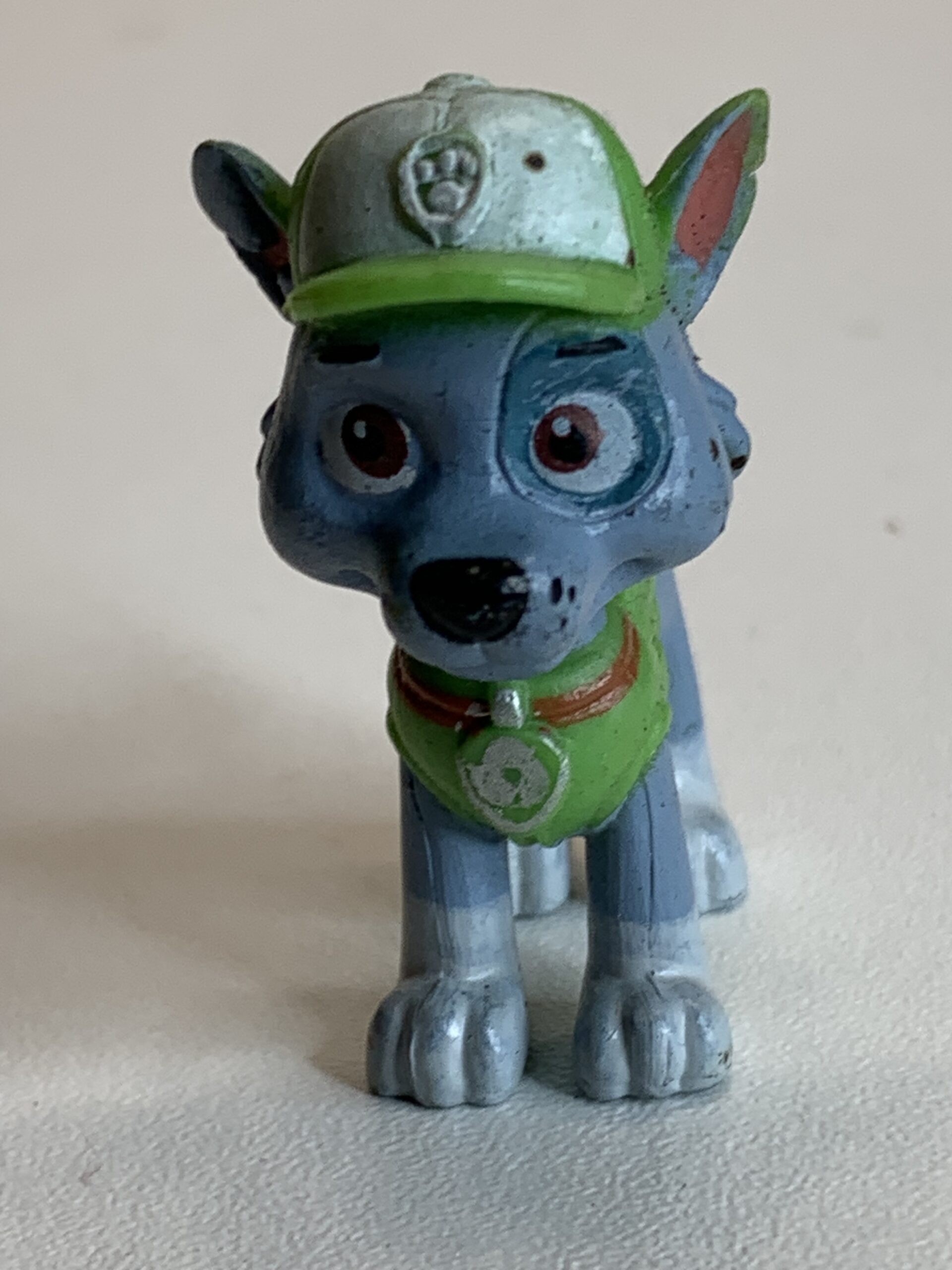 MINI FIGURA PAW PATROL ROCKY (PATRULHA CANINA) – 08 GRAMAS – USADO (UK) PREÇO DO FRETE NA DESCRIÇÃO