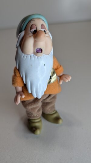 FIGURA DE SIMBA SLEEPY DWARF SNOW WHITE DISNEY – 53 GRAMAS – USADO (UK) PREÇO DO FRETE NA DESCRIÇÃO