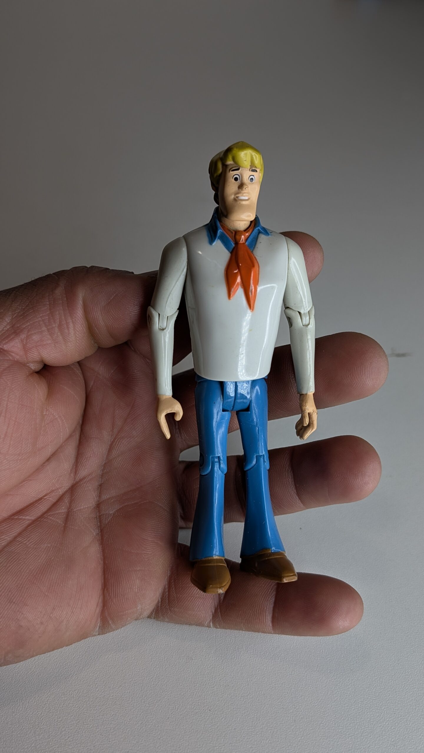 FIGURA DE 2011 SCOOBY-DOO SCOOBY DOO FRED – 34 GRAMAS - USADO - Imagem 3