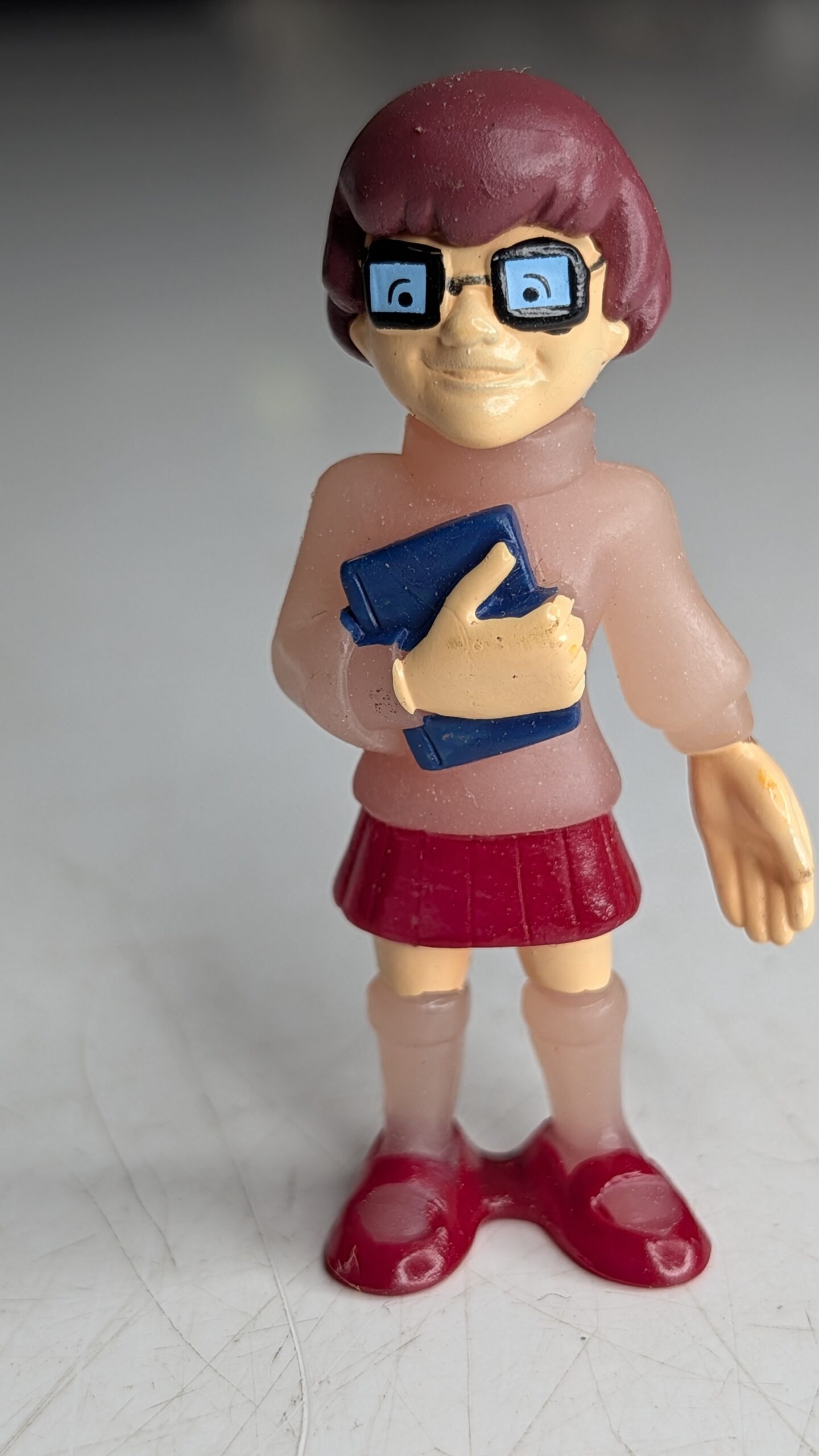 FIGURA DE 2008 SCOOBY-DOO VELMA DINKLEY FLUORECENTE – 8 GRAMAS - USADO - Imagem 2