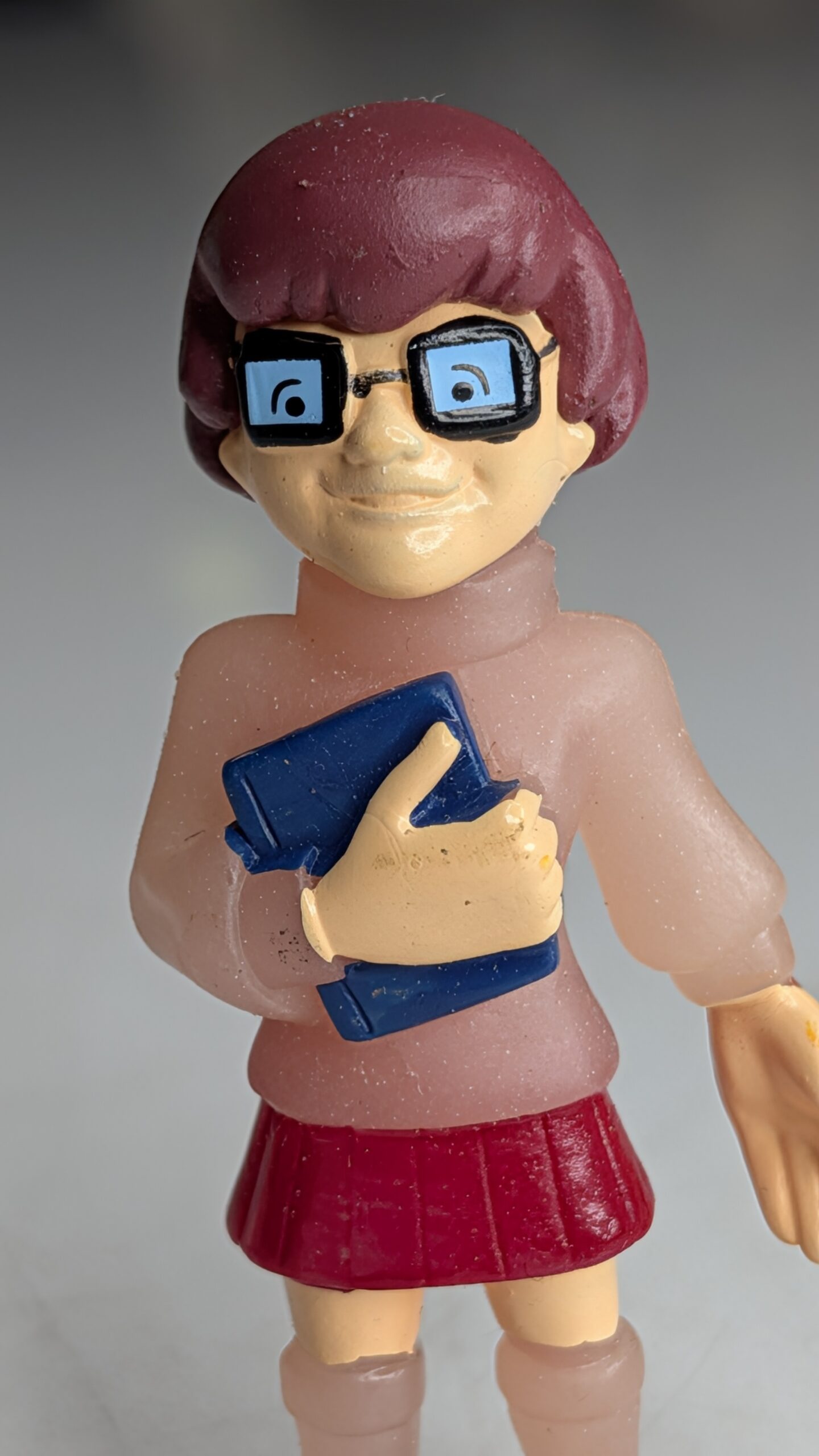 FIGURA DE 2008 SCOOBY-DOO VELMA DINKLEY FLUORECENTE – 8 GRAMAS - USADO - Imagem 3