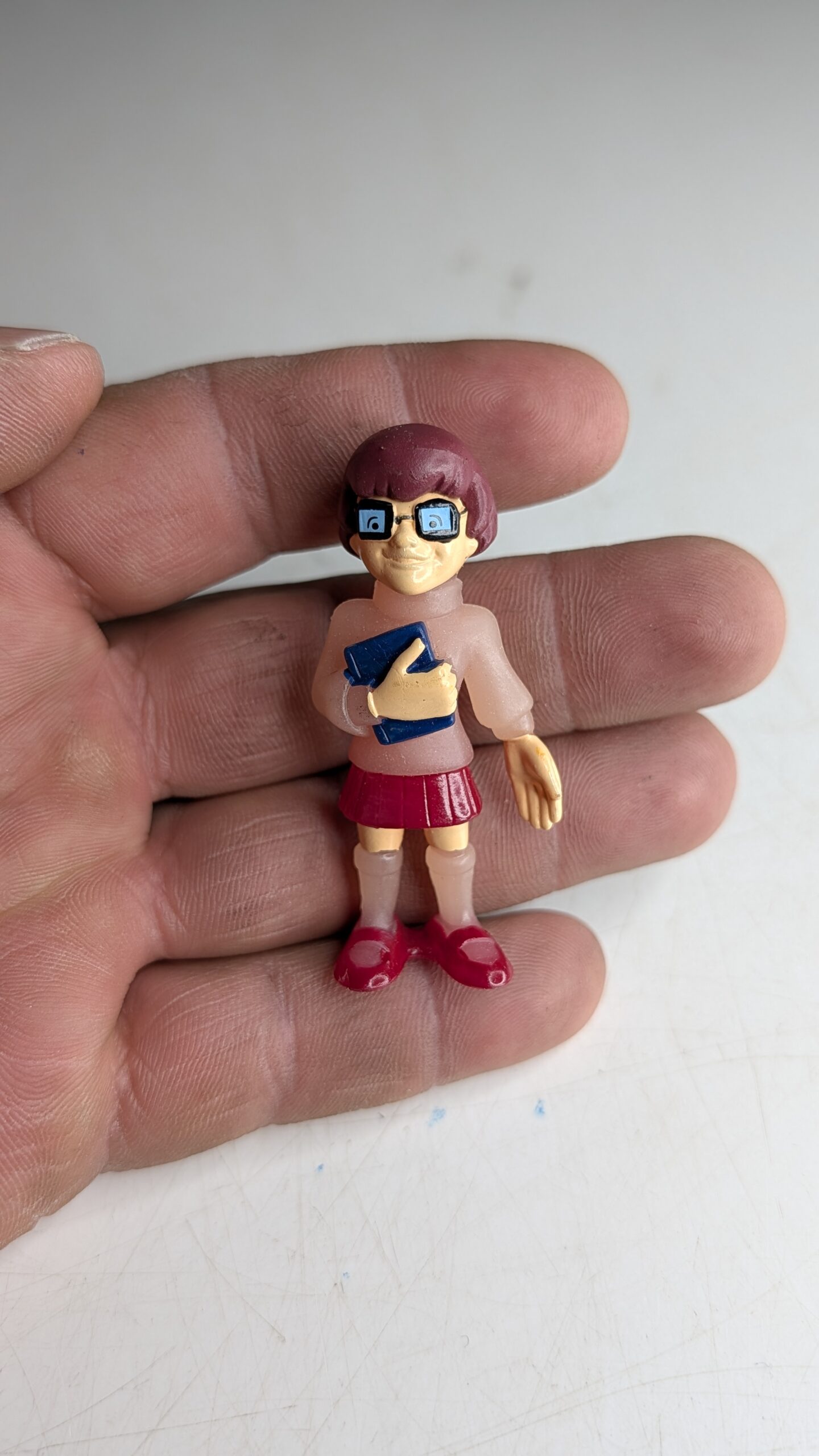FIGURA DE 2008 SCOOBY-DOO VELMA DINKLEY FLUORECENTE – 8 GRAMAS - USADO - Imagem 4