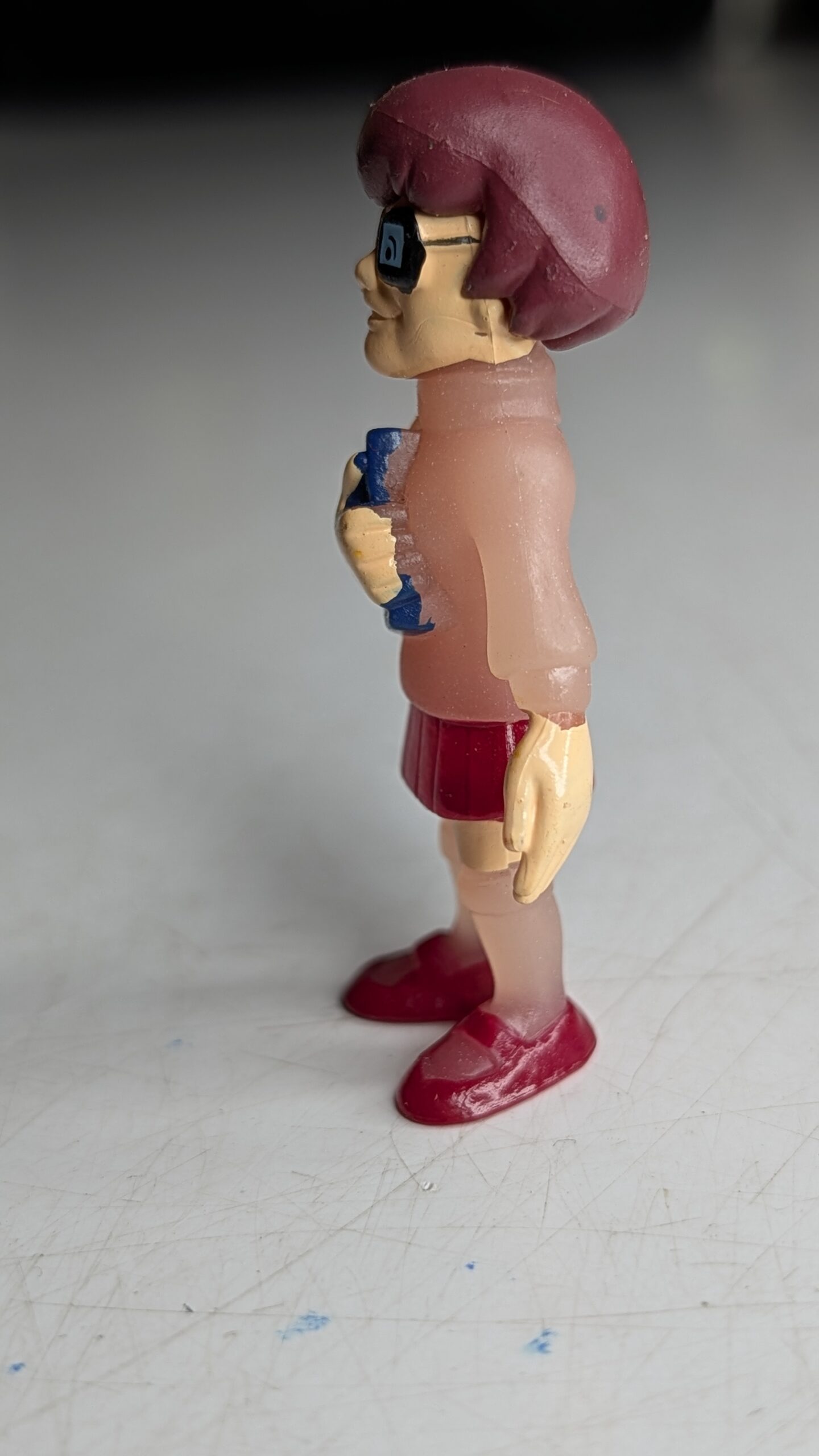 FIGURA DE 2008 SCOOBY-DOO VELMA DINKLEY FLUORECENTE – 8 GRAMAS - USADO - Imagem 5