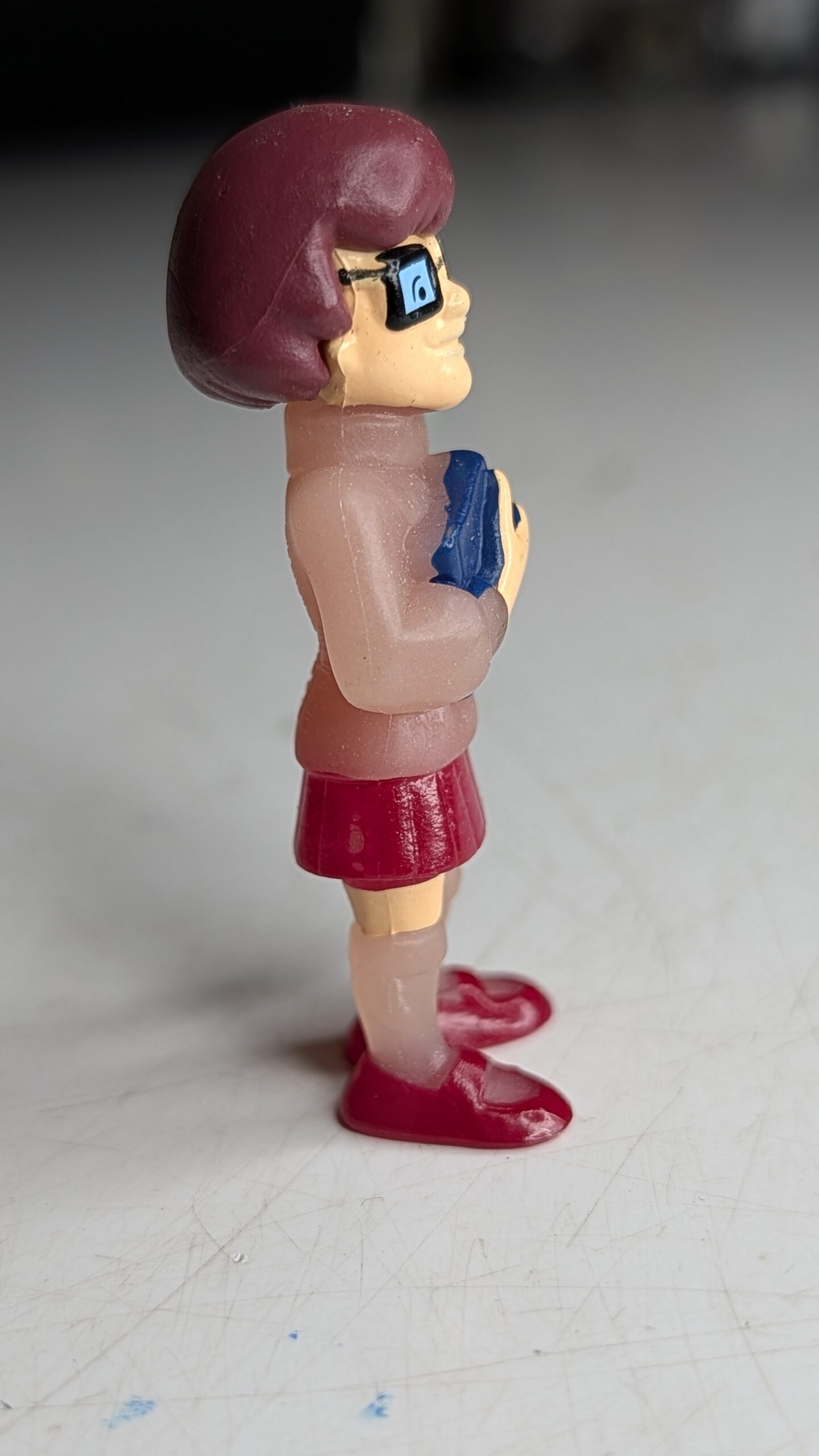 FIGURA DE 2008 SCOOBY-DOO VELMA DINKLEY FLUORECENTE – 8 GRAMAS - USADO - Imagem 6