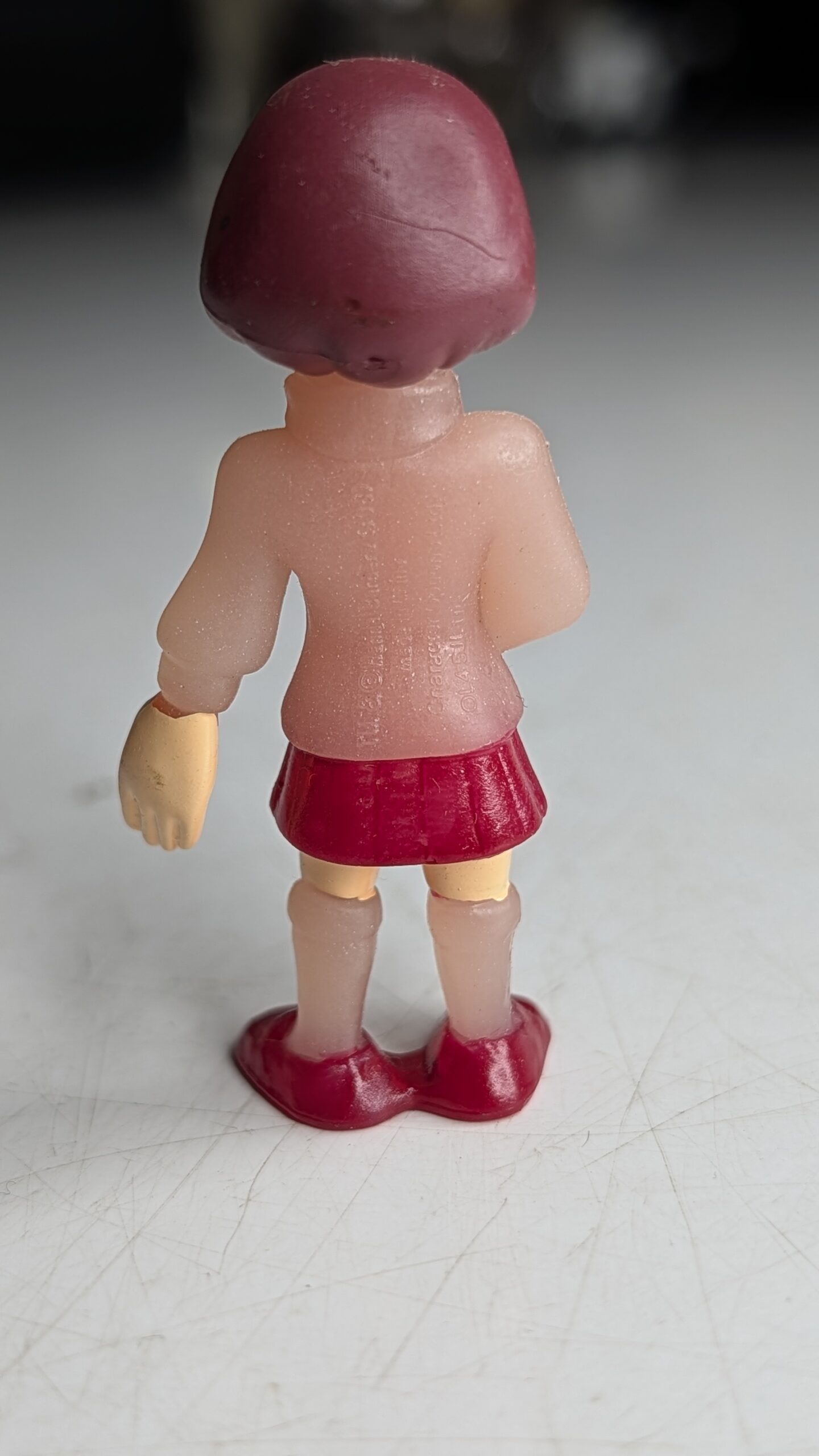 FIGURA DE 2008 SCOOBY-DOO VELMA DINKLEY FLUORECENTE – 8 GRAMAS - USADO - Imagem 7