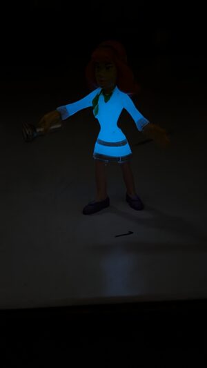 FIGURA DE 2008 SCOOBY-DOO DAPHNE BLAKE FLUORECENTE – 8 GRAMAS - USADO