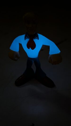 FIGURA DE 2008 SCOOBY-DOO FRED FLUORECENTE – 13 GRAMAS - USADO