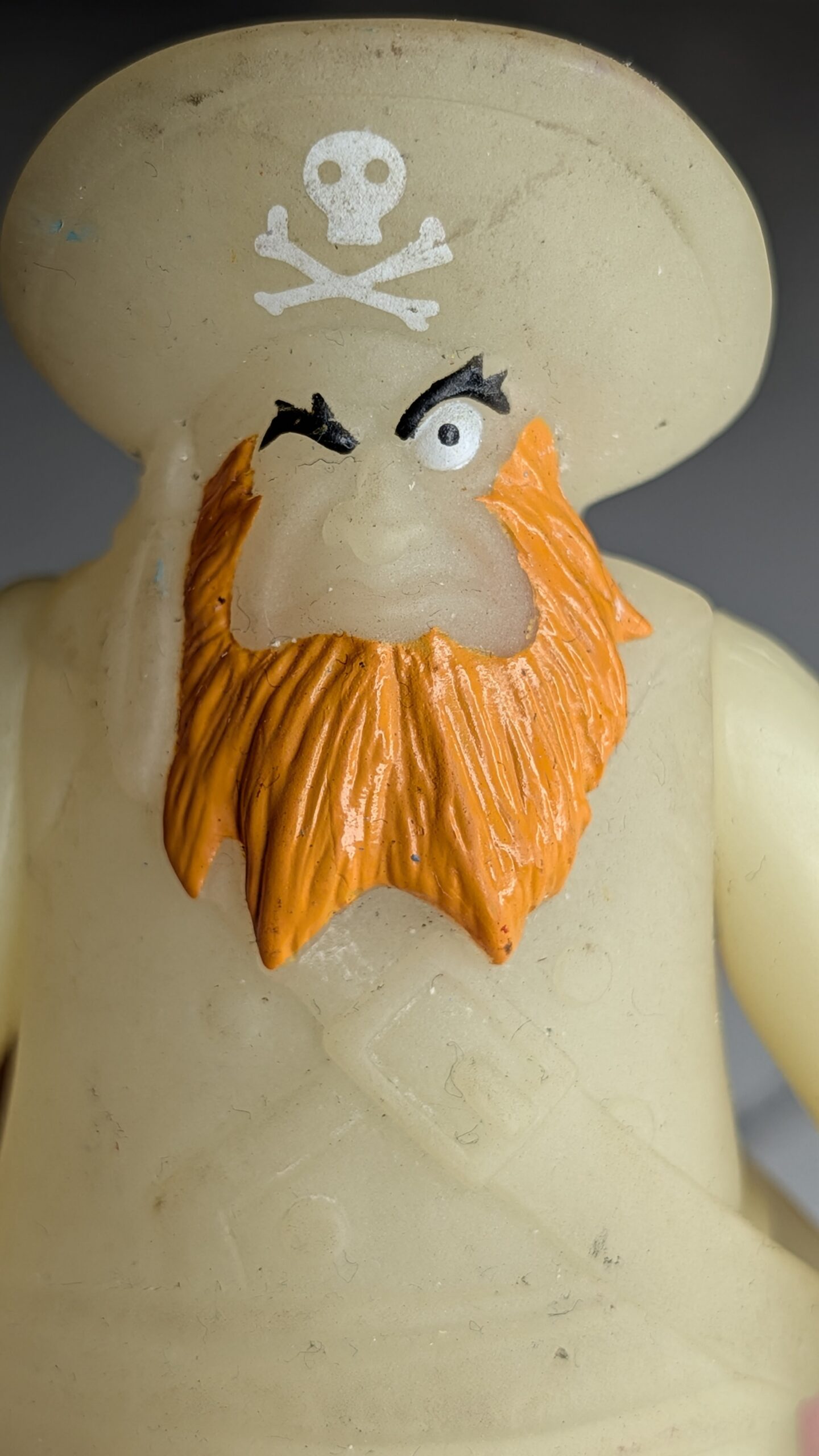 FIGURA DE 2003 SCOOBY-DOO FANTASMA DO PIRATA BARBA RUIVA FLUORECENTE – 55 GRAMAS - USADO - Imagem 3