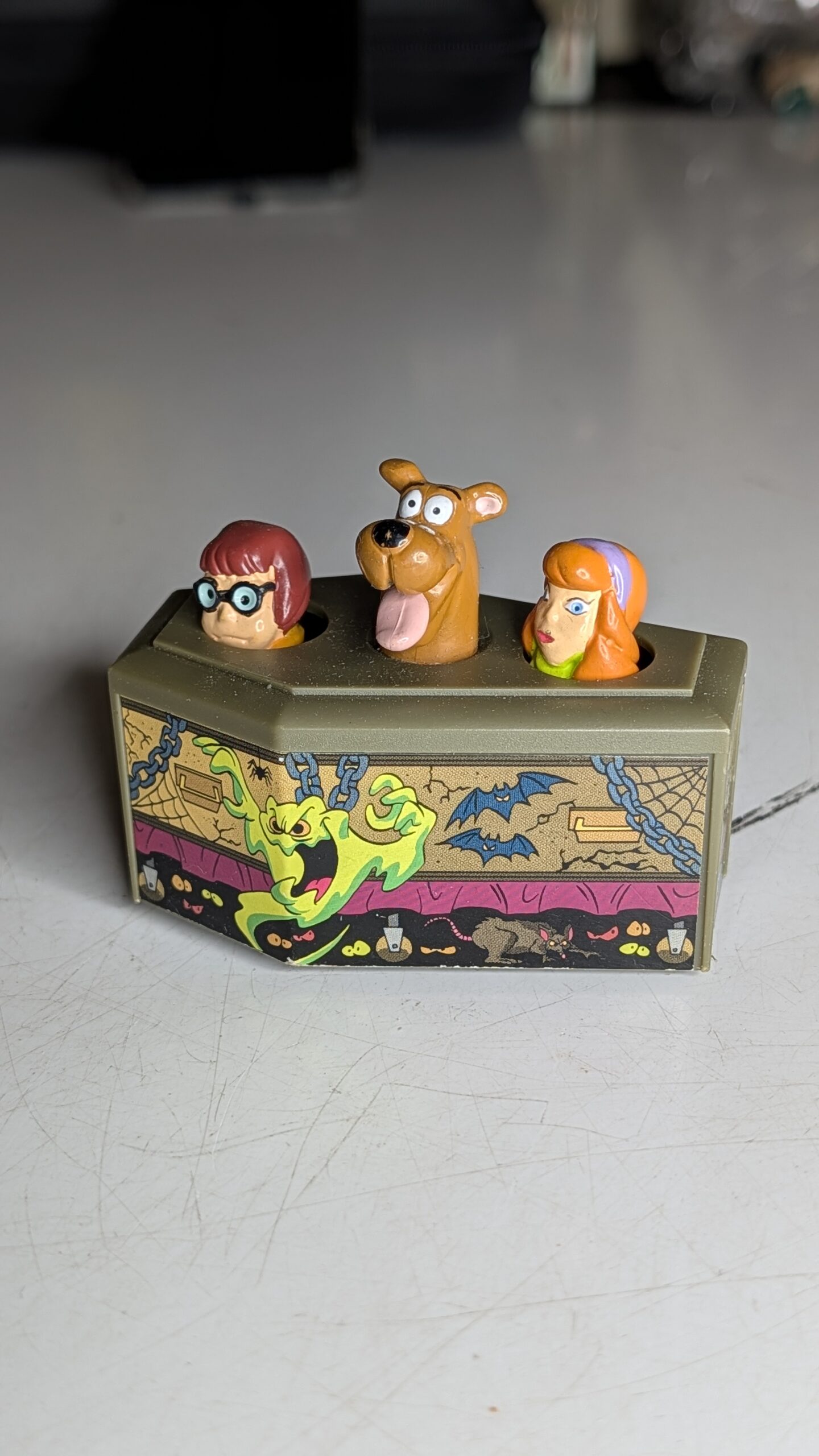 FIGURA DE 1996 SCOOBY-DOO BURGER KING CAIXÃO SOBRE RODAS – 47 GRAMAS - USADO