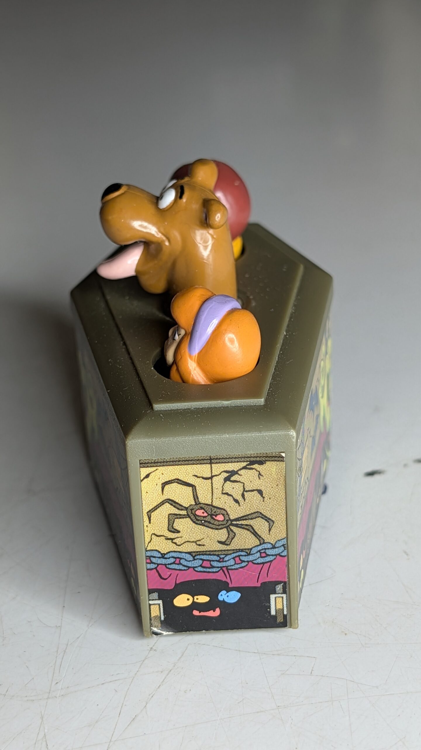 FIGURA DE 1996 SCOOBY-DOO BURGER KING CAIXÃO SOBRE RODAS – 47 GRAMAS - USADO - Imagem 4