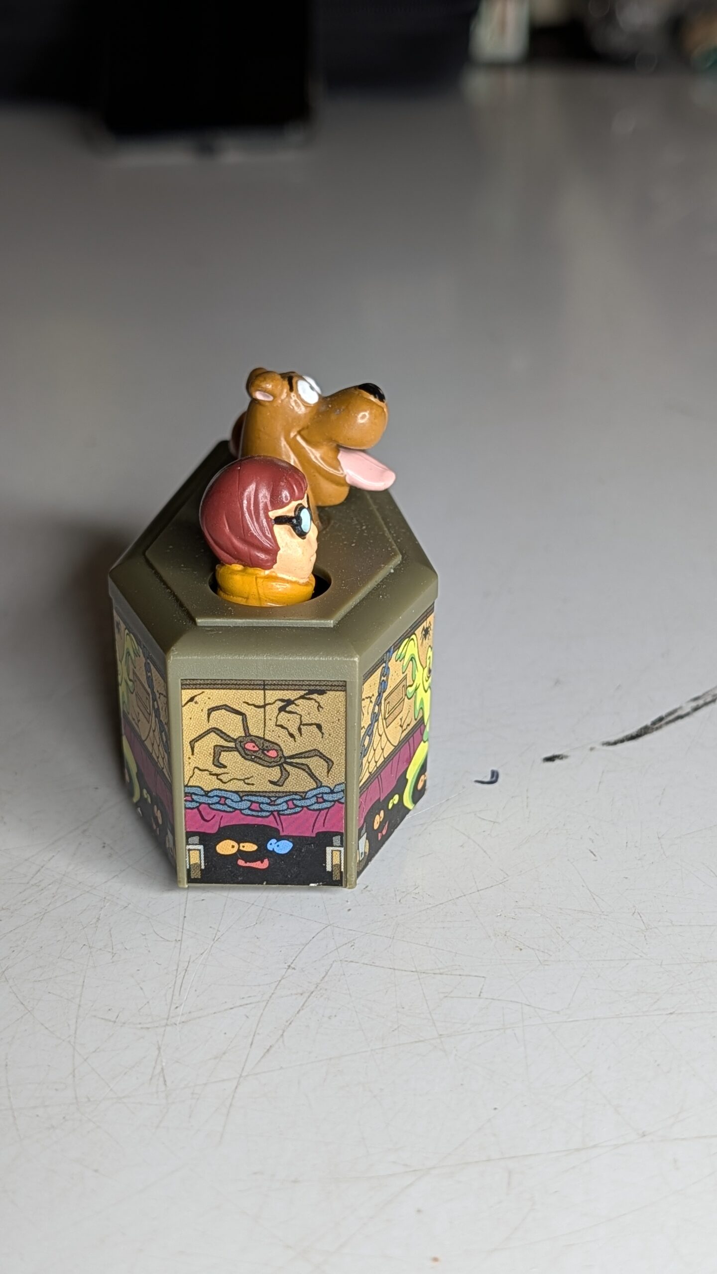 FIGURA DE 1996 SCOOBY-DOO BURGER KING CAIXÃO SOBRE RODAS – 47 GRAMAS - USADO - Imagem 5