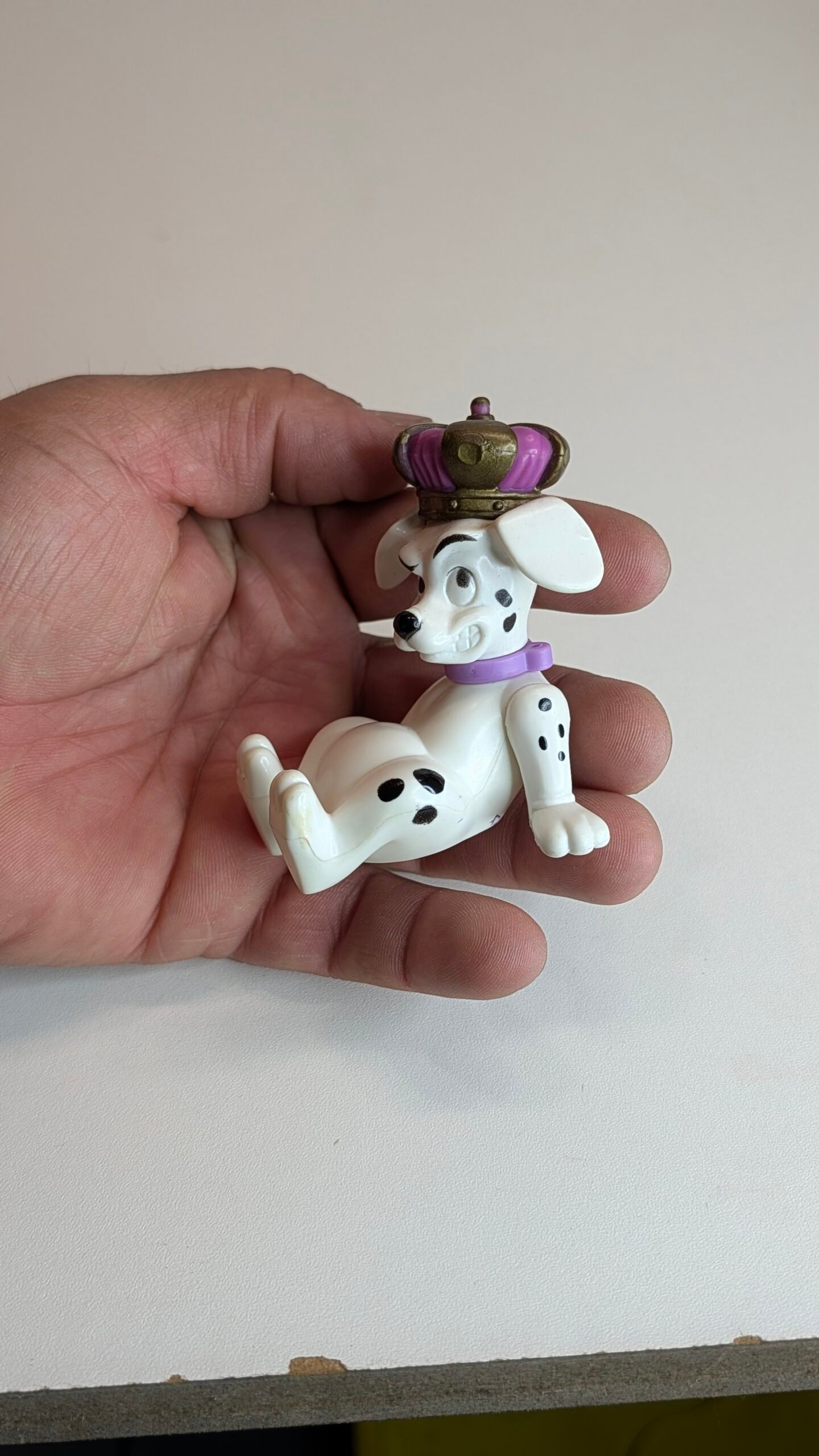 FIGURA DE 101 DALMATIONS DOG WITH CROWN DISNEY MCDONALDS – 40 GRAMAS – #5 USADO - Imagem 3